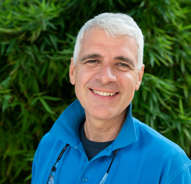 Dr. Wilhelm Vogelbusch (MSc, MSc), zertifizierter Implantologe der Deutschen Gesellschaft für Implantologie, zertifizierter Parodontologe der deutschen Gesellschaft für Parodontologie